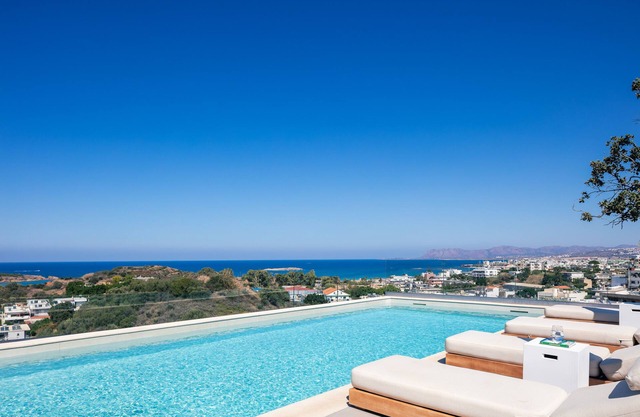 Panoramic sea & city views, gym, sauna, fire pit, close to shops!