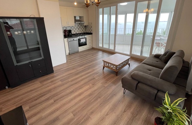 Panoramic Sea View, Sunny top floor, Walk to Sea
