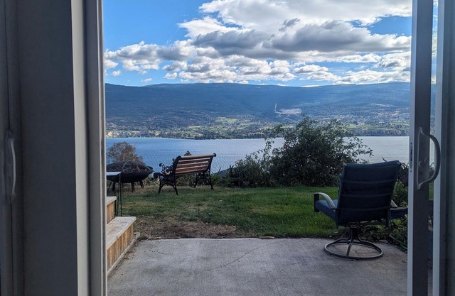 Panoramic Summerland Lake View Studio w/Hot Tub