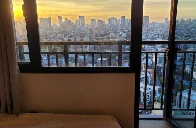 Panoramic View w/Balcony Near Airport & Sky Way - 4