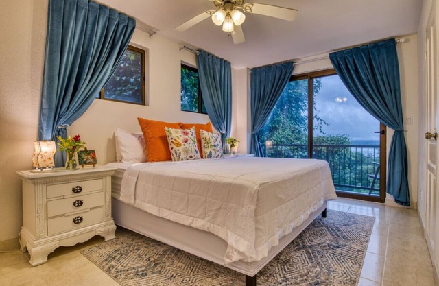 Paradise Condo,Stunning Views,Breakfast & Jacuzzi!