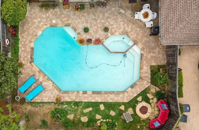 Paradise in Plano-4 bedroom home with pool, spa and jacuzzi suite.