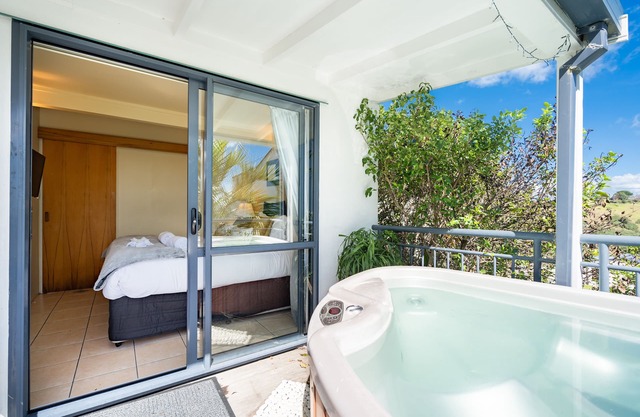 Paradise Palm Beach, Hot tub!