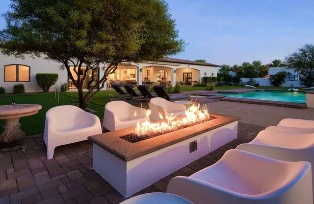 Paradise Palms - 8BR Estate w/Pool, Sport Court & Outdoor Cabana