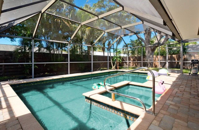 Paradise Palms - Private Heated Pool - 7 Mins to Anna Maria Island