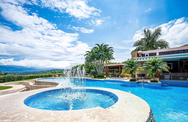 Paradise Retreat - Amenities, Parking & Location