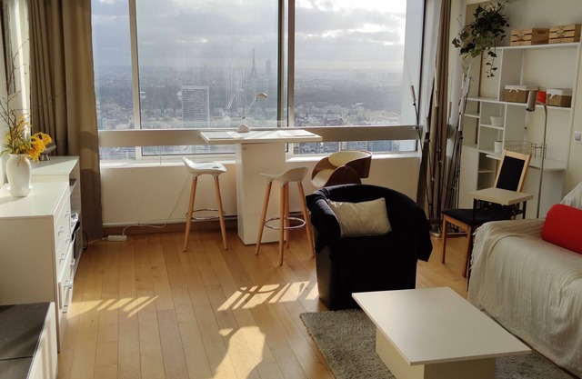 PARIS fabulous furnished T2 overlooking the Eiffel Towers and Montparnasse