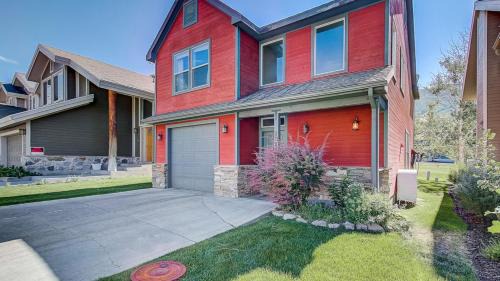 Park Ave Getaway by AvantStay Cozy Cottage Close to Main Street Town Ski Lift