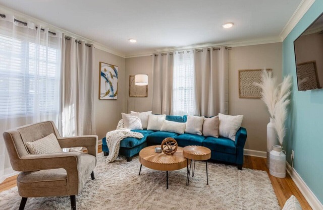 *Parkside KING SUITE in Midtown with FREE parking*