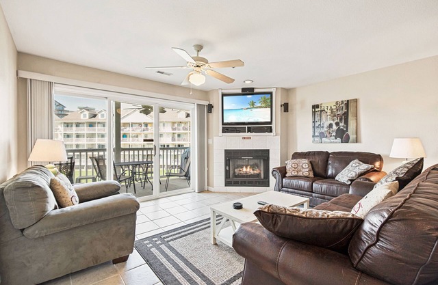 Parkview Bay Condo Overlooks Pool & Lake, Great Location Near Mall, Free Wi-Fi!