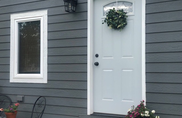 Parkview Cottage ~ Charming Tiny Home ~ Queen Bed!