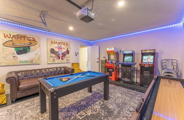 Party Pad! Sleeps 18, Arcade, Turf Sport Court, Stock Tank Pool, Heart of ATX!