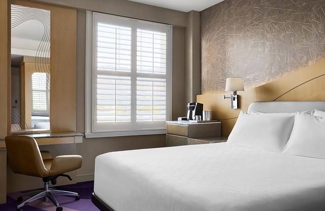 Pasadena Hotel & Pool, Premier Corner One King Bed Room, Parking