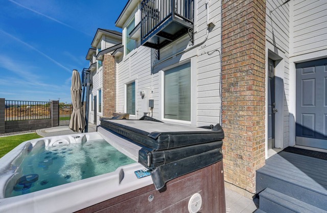 Pasco Condo w/Columbia River Views + Hot Tub