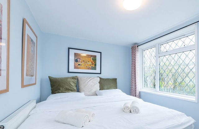 Pass the Keys | Basingstoke Charming King Beds Flat in Basingstoke Sleeps 4