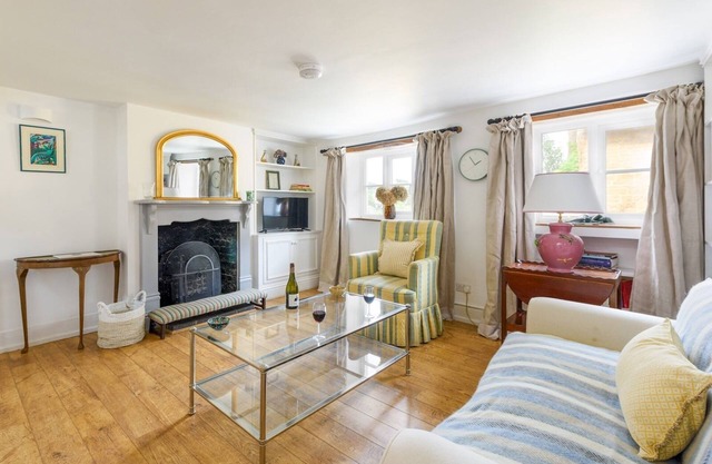 Pass the Keys | Charming 16th Century Cottage in Central Bloxham