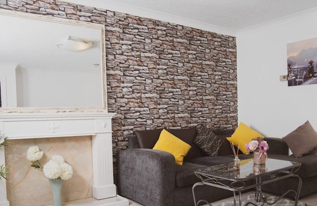 Pass the Keys | Cosy Retreat with River View FREE Parking Nr Town