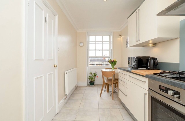 Pass the Keys | Lovely 1 bed flat with parking close to the centre