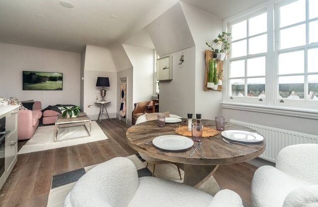 Pass the Keys | Opulent 2BR Flat Near The Thames