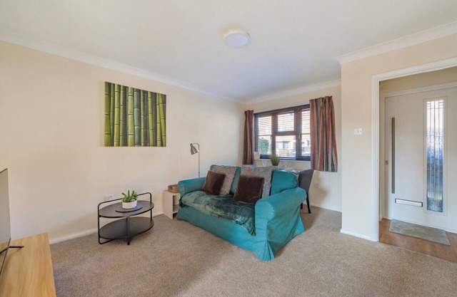 Pass the Keys | The Perfect Surrey Hersham Hideaway - 1 Bed Home with study and garden