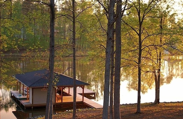 Pauley Lakehouse Lake Anna- waterfront, private dock, fire-pit, kayaks/canoe