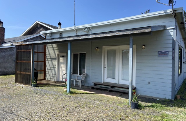 PC Beach Cottage #123 - affordable cabin quick walk to beach, surf and pub!