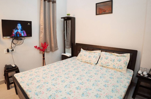 Peaceful 1BHK Near Taj | Kitchen + Breakfast