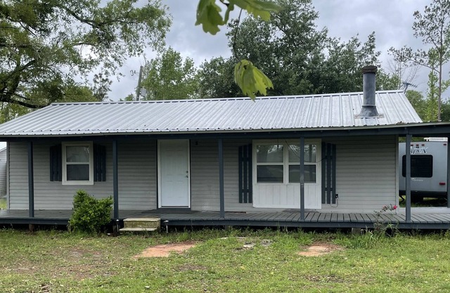 Peaceful 2 bedroom home with wildlife views.