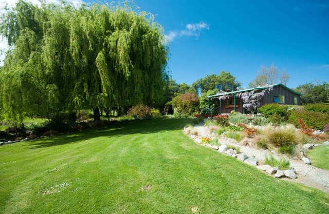 Peaceful Comfortable Cottage in Beautifully Landscaped Garden