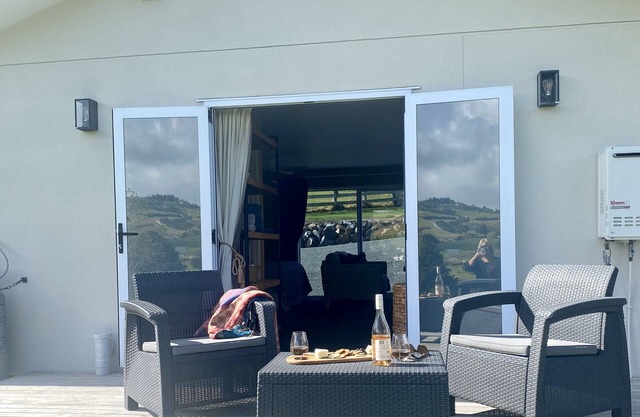 Peaceful Cozy Cottage at Lazy Acres. 12 minutes to a wonderful surf beach.