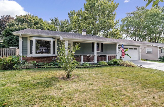 Peaceful Cozy Home with Well Equipped Kitchen, WiFi, & King Bed in St Charles