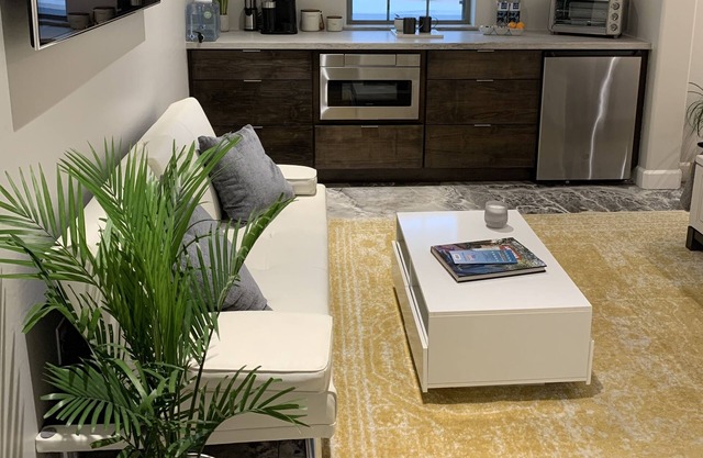 Peaceful Guest Suite & Courtyard