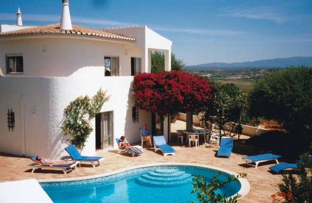 Peaceful hillside villa great ocean/mountain views,heated pool & Town 5 mins 6+2