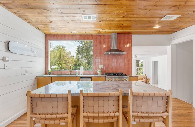 Peaceful Historic Luxury on the River, 4/2 w/ watercrafts, fine finishes