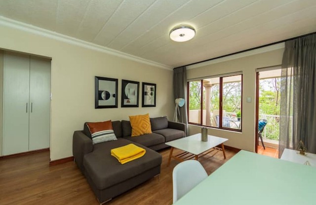 Peaceful home 4,7km to Sandton city