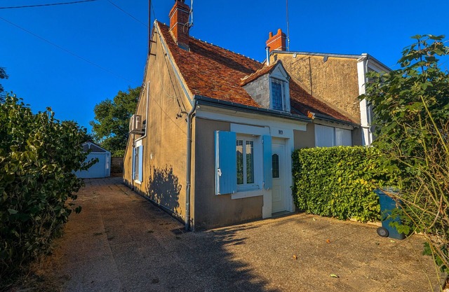Peaceful house in Châteauroux with garden and private parking