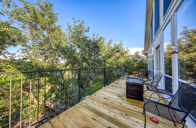 Peaceful, modern home close to Lago Vista with large deck & balcony