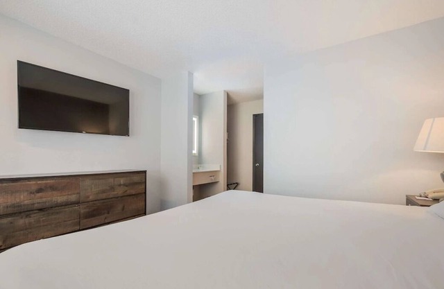 Peaceful Retreat! Indoor Pool, Pets Allowed, Free Parking, Free Breakfast
