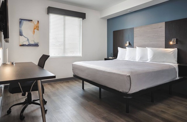 Peaceful Retreat Near Local Attractions - Spacious Suites & Pet-Friendly