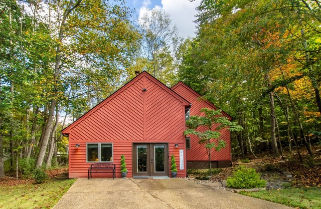 Peaceful retreat with creek and wildlife spotting!