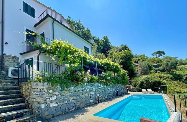 Peaceful rustic home with scenic sea views on the hills of Levanto! Villa Alyssa