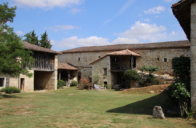 Peaceful Stay at the Gîte du Château Des Fours, in a Historic Setting in Cumont
