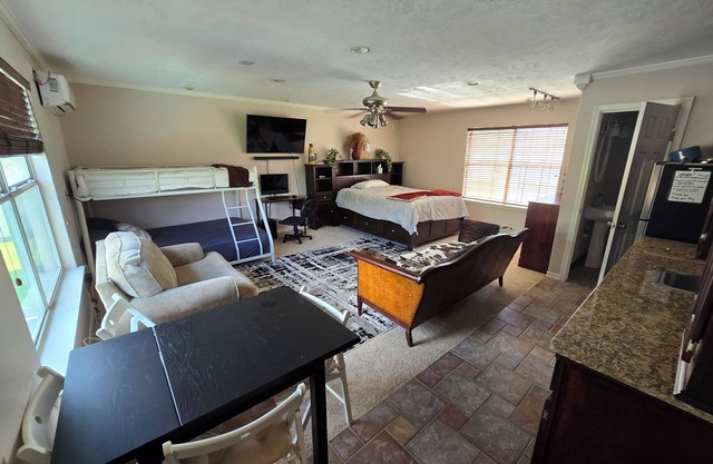 Peaceful studio aparrtment in the spring creek area. n
