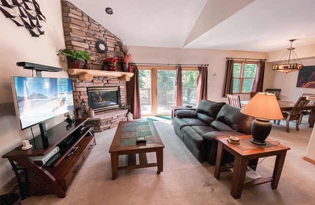 Peaceful Townhome with Deck/Garage/Shuttle