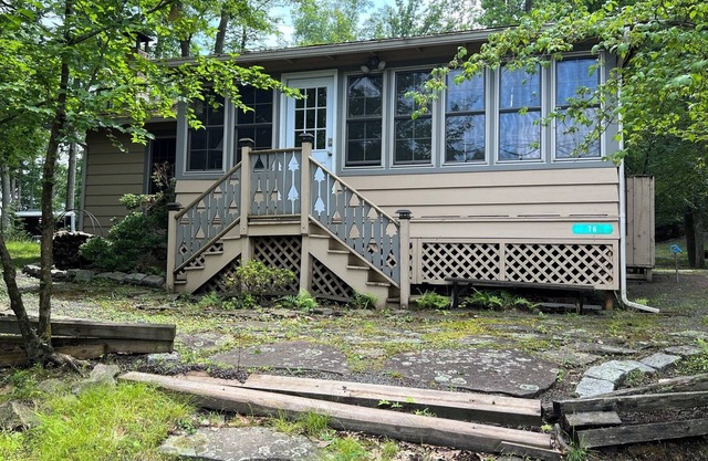 Peaceful Wallenpaupack Getaway - Walk to Lake - Firepit- Wifi