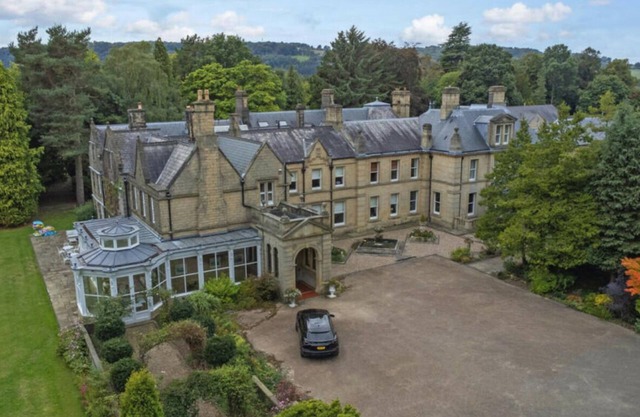 Peak Poolside Retreat: Derbyshire Oasis with Swimming Pool . Pet Friendly