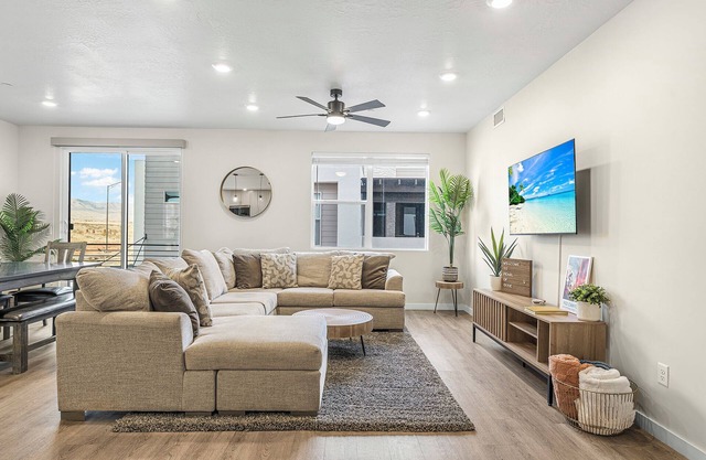 Pearl of Dixie: Desert Color Lagoon + Beaches