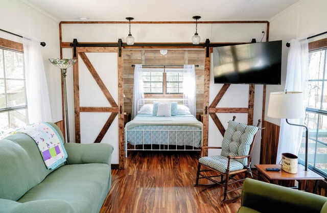 Pearl's Place: Your Cozy Cottage in the Woods