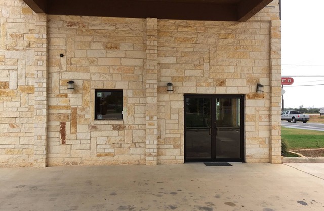 Pearsall Inn & Suites