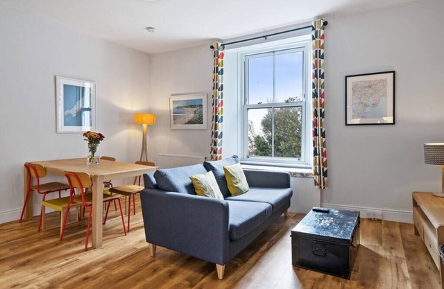 Pendennis - Bright Victorian flat, sea views, close to beach